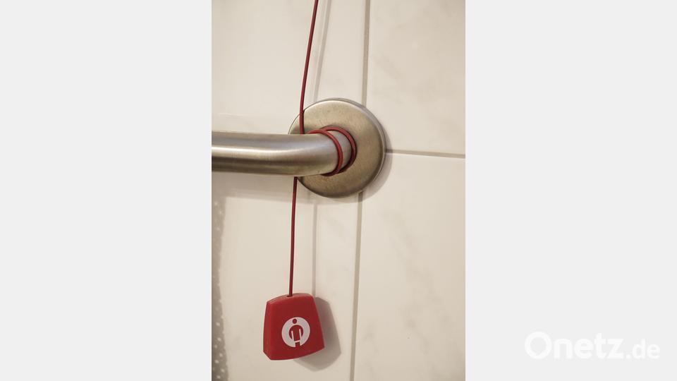 Trügerische Sicherheit: Der Notruf-Button in den Bädern und Toiletten ist angeblich auch ohne Funktion. Bild: Josef Wieder