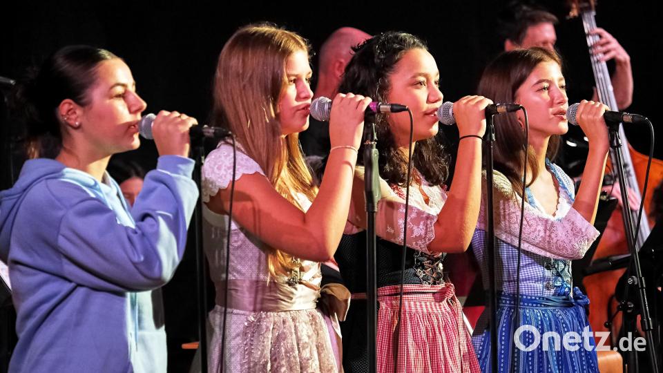 Die Chorsolistinnen brillierten mit dem Lied &quot;Fever!&quot;, von links: Rada Evloeva, Klara Urmann, Greta Gleißner, Lina Schmalzl. Bild: Peter Ringeisen