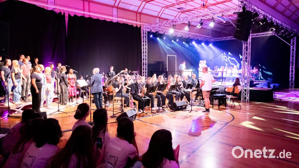 Den über hundert DJD-Schülerinnen im Chor, in der BigBand und auf der Schauspielbühne gelang es, das Publikum zu begeistern. Bild: DJDS AMBERG