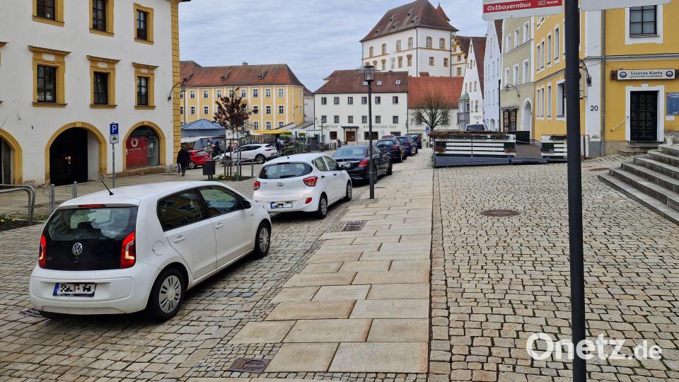 Bis zurück in die Bushaltebucht staut sich die Schlange der auf dem Bürgersteig vor dem griechischen Lokal Korfu unerlaubt abgestellten Autos. Schaut die Polizei bislang bewusst weg? Diese Kritik wurde in der Bürgerversammlung laut. Archivbild: Tobias Gräf