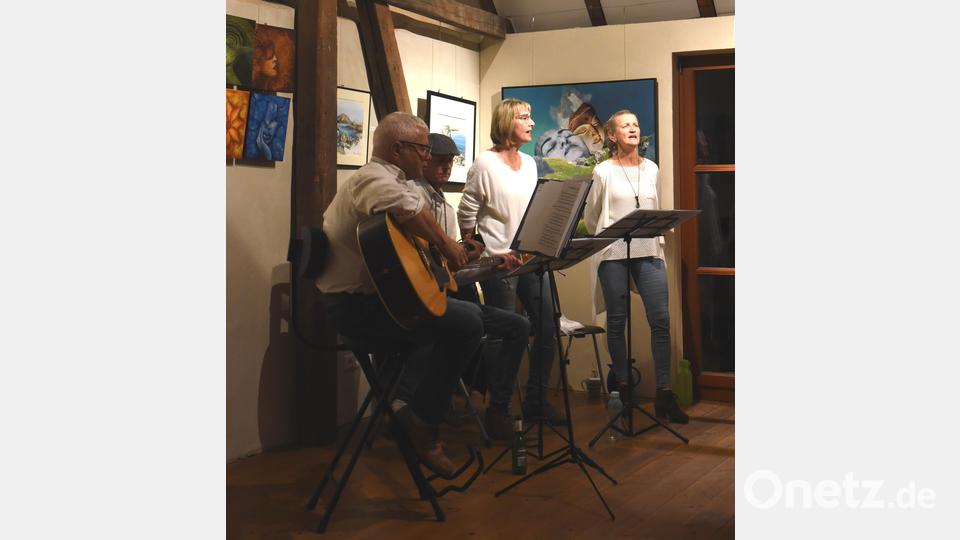 „Go(o)d Friends“ begleiteten die Ausstellungseröffnung mit Musik voller Herzlichkeit. Bild: nag