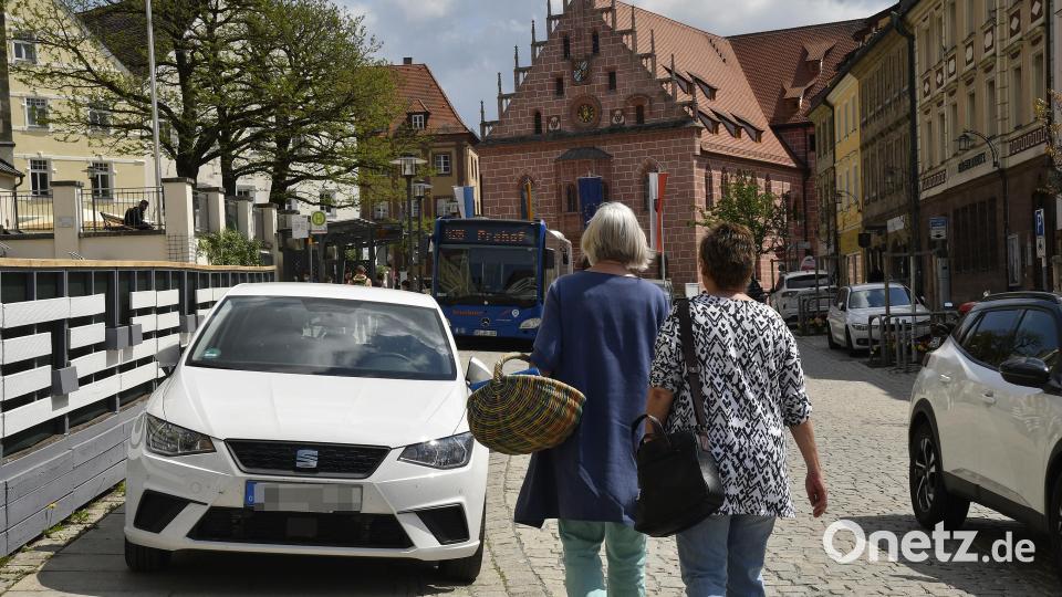 Genau diese Situation ärgert viele: Weil Autofahrer den Gehweg zuparken, müssen Fußgänger auf die Straße ausweichen – das ist nicht immer gefährlich, kann es aber schnell werden. Archivbild: Petra Hartl