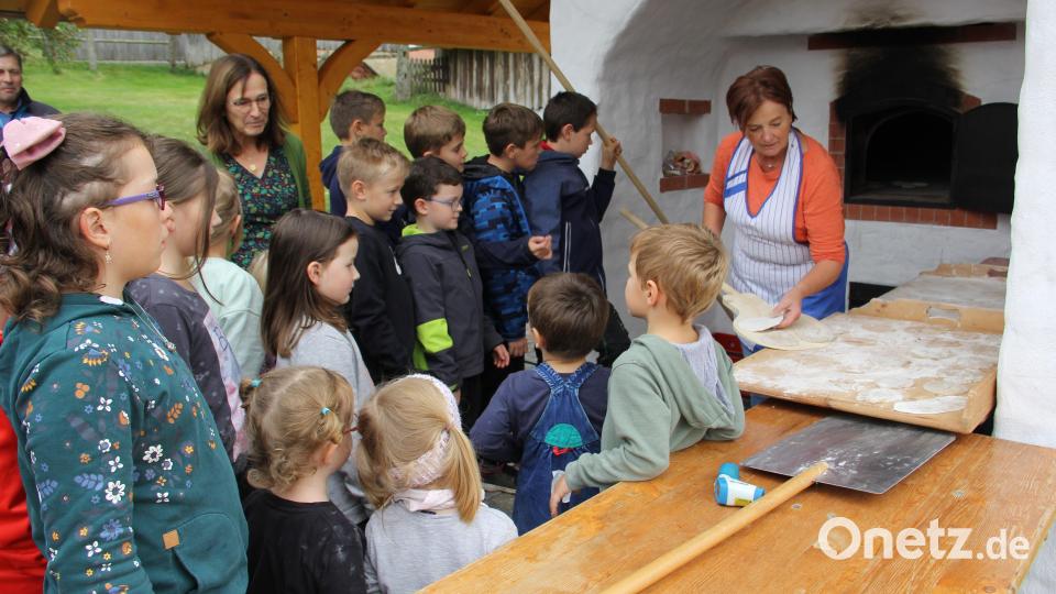 Das war für die Kinder höchst interessant, als Martina Maurer die Teigfladen im Backofen verschwinden ließ. Bild: boj