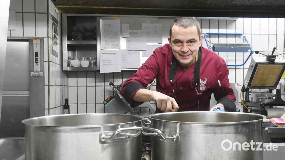 In der Küche war Jürgen Füssl in seinem Element. Archivbild: Gabi Schönberger