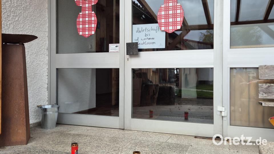 Vor dem Lokal von Jürgen Füssel in Altenstadt/WN haben Freunde zwei Grablichter angezündet. Bild: Lowak