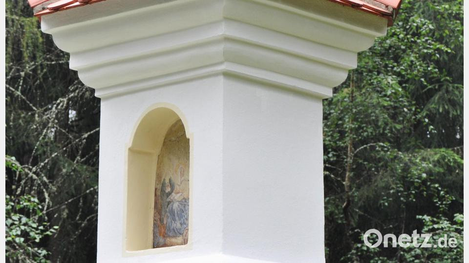 Eine der Stationen nach der Renovierungsaktion des Gerwig-Kreises Waldsassen. Aus Kostengründen konnten die Bild- und Schrifttafeln nur gesäubert werden. Eine Sanierung wäre zu teuer geworden. Bild: Gerwig-Kreis Waldsassen/exb