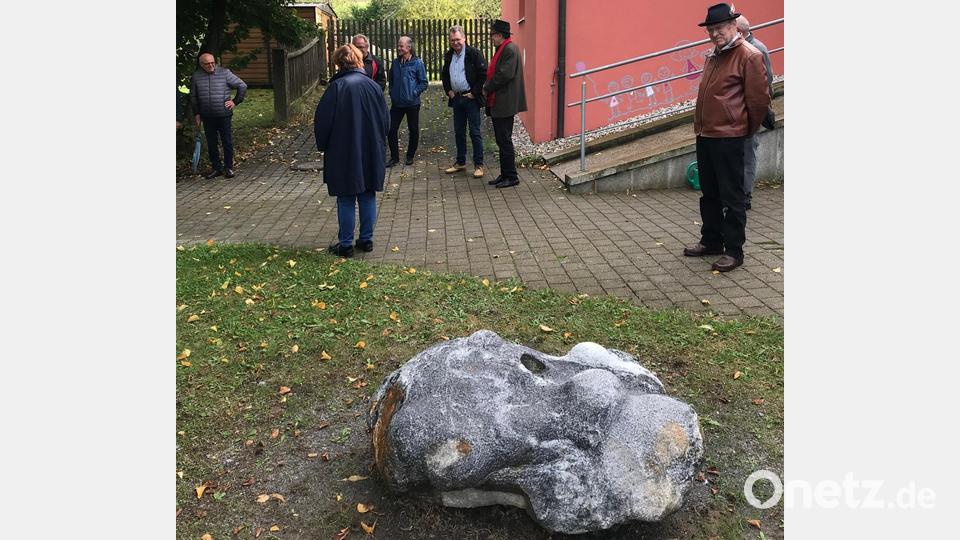Kunst vor dem Kindergarten in Pertolzhofen: Martin Scheiders Werk ist Teil des Skulpturenwegs. In einer kleinen Feier ging das Werk an die Gemeinde Niedermurach über. Bild: Heiko Herrmann/exb