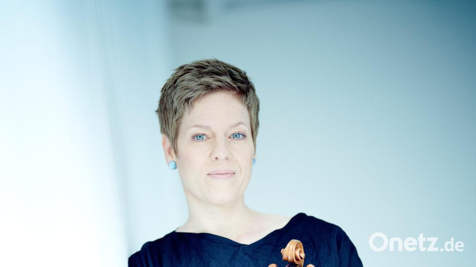 Violinistin Isabelle Faust kommt mit der Akademie für Alte Musik Berlin und einem Barock-Programm ins Stadttheater Amberg. Bild: Marco Borggreve/exb