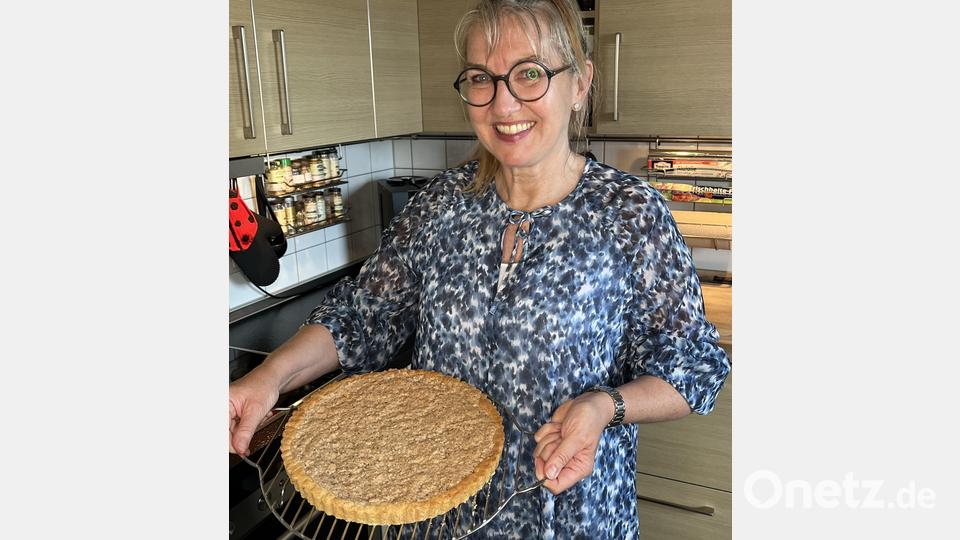 Karin Lorenz-Scheuenstuhl mit dem fertigen Mandelkuchen. Bild: Gerhard Scheuenstuhl/exb