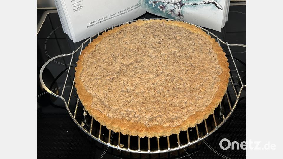 Kuchen mit Rezeptbuch. Bild: Gerhard Scheuenstuhl/exb
