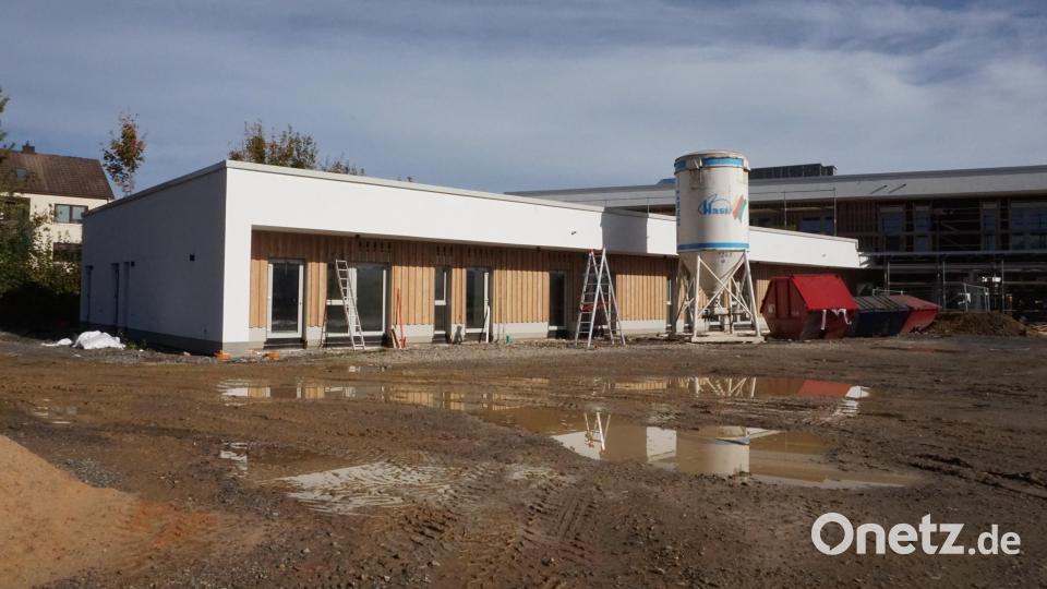 Unmittelbar neben der Jobst-vom-Brandt-Grundschule entsteht in Waldershof das neue siebengruppige Kinderhaus (Bild). Beide Gebäude werden vorübergehend von der ESM aus einem Anhänger mit Wärme versorgt. Bild: Stadt Waldershof/exb
