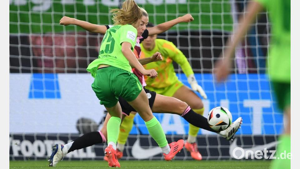 Schuss ins Glück: Vivien Endemann trifft sehenswert zum 1:0 für Wolfsburg. Bild: Swen Pförtner/dpa
