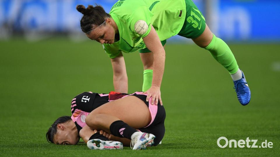 Bitter für Bayern: Stürmerin Jovana Damnjanovic muss nach einem heftigen Luft-Zweikampf mit Marina Hegering vorzeitig raus. Bild: Swen Pförtner/dpa