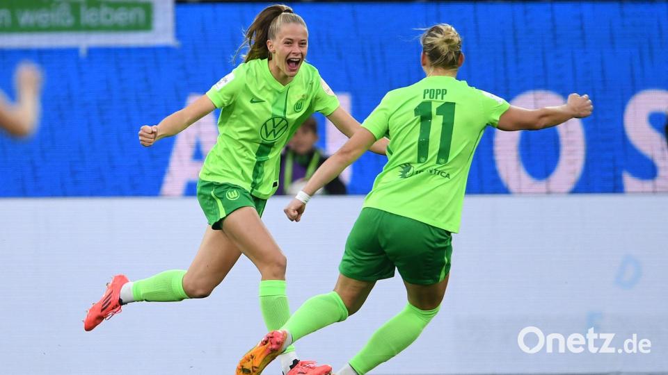 Endemann und Popp bejubeln das frühe 1:0 für den VfL. Bild: Swen Pförtner/dpa