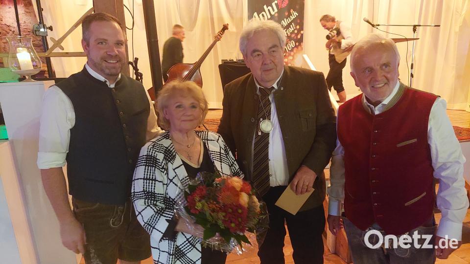 Für den Nabburger CSU-Ortsverband gratulieren dem Ehrenvorsitzenden Otto Zeitler der Vorsitzende Tobias Knechtel (links) und Bernd Hofmann (rechts). Blumen gibt es für Ehefrau Helga Zeitler. Bild: Amann