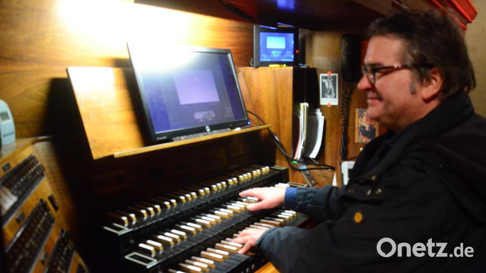 Alexander Pointner begleitet den Stummfilm an der Orgel. Bild: Kunz