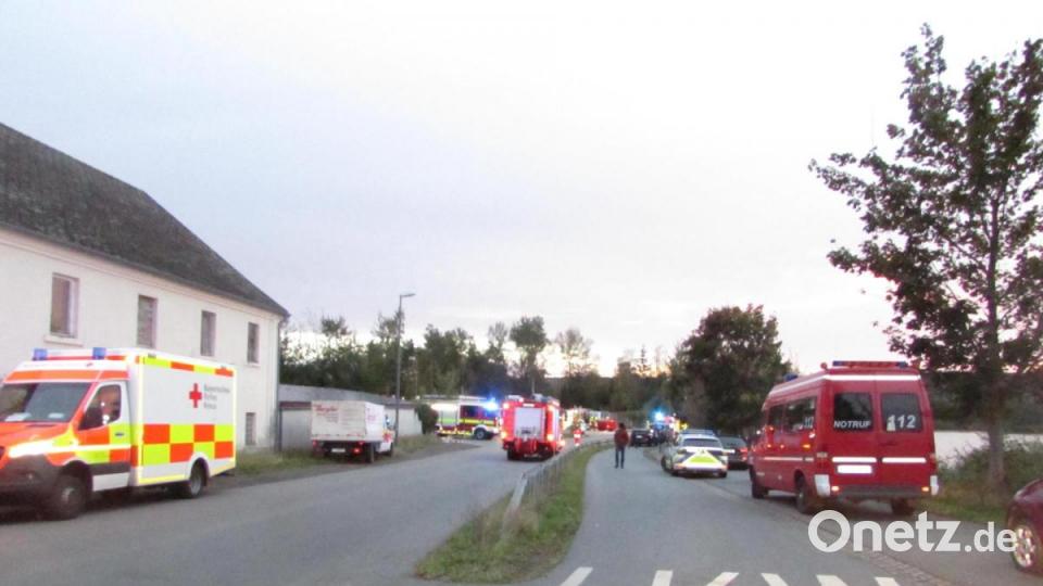 Zwölf Feuerwehren aus der ganzen Umgebung sind wegen eines Großbrand in Steinfels ebenso wie das Technische Hilfswerk und das BRK im Einsatz. Bild: sei