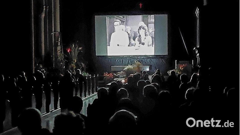 Rund 100 Besucher lachen über den tollpatschigen Harold Lloyd als frischgebackener Student. Bild: Kunz