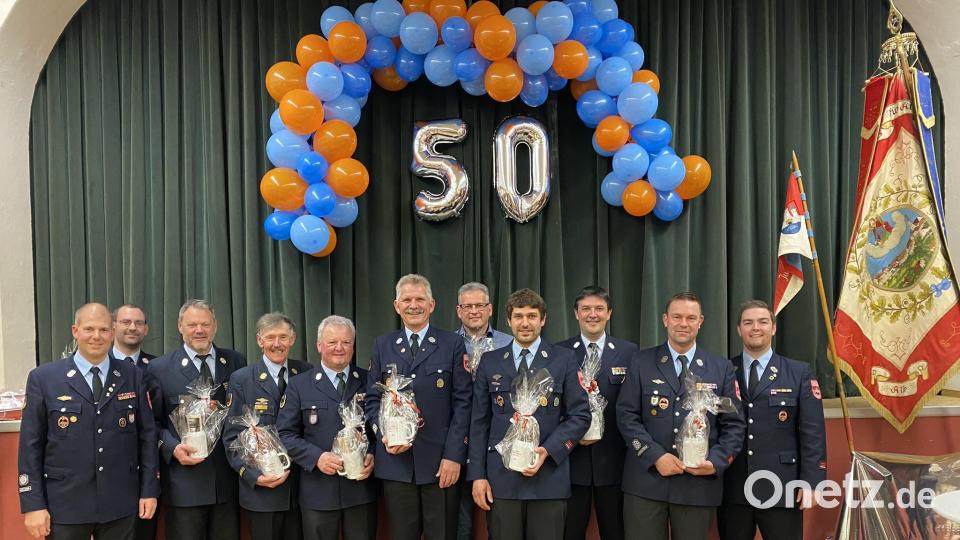 Alle bisherigen Leiter der Jugendfeuerwehr erhielten ein kleines Dankeschön für ihre teils mehrjährige Arbeit. Im Bild v.l.: Daniel Irlbacher (aktueller Jugendwart), Kommandant Ulrich Seegerer, Robert Weber, Johann Gietl, Siegfried Winklmann, Ulrich Bergmann, Roland Schmid, Tobias Willax, Kreisbrandmeister Andreas Ringlstetter, Michael Kasselhof und Matthias Krogner (aktueller Jugendwart). Bild: aub
