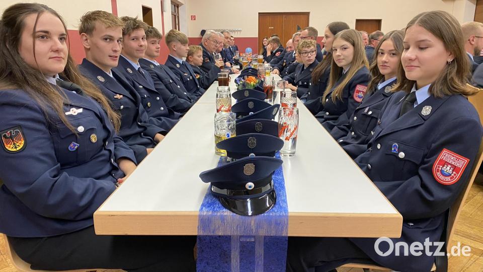 Während des Vortrags von Johann Gietl: Was einige Ältere noch aus eigener Anschauung von damals erinnerten, verfolgten die aktuellen Mitglieder der Jugendfeuerwehr mit Interesse. Bild: aub