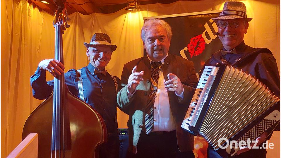 Im Gutsstadel auf Schloss Guteneck feiert der frühere Staatssekretär und Landtagsabgeordnete Otto Zeitler seinen 80. Geburtstag. Musikalisch begleiten ihn dazu die „Aphrodis“ aus Schwarzenfeld. Bild: Amann
