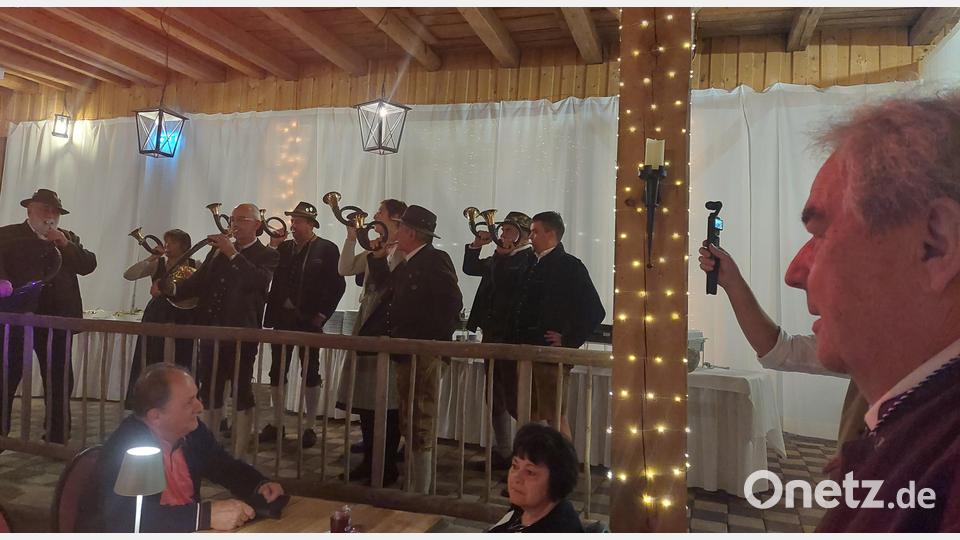 Die Jaghornbläser der Jäger-Kreisgruppe Nabburg lassen die Ehrenfanfare für Otto Zeitler (rechts) erklingen. Bild: Amann