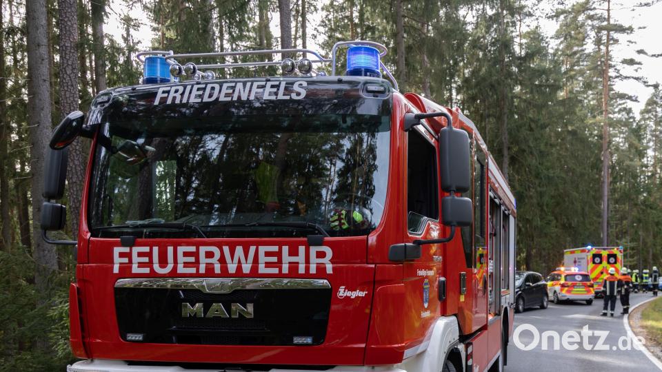 Bei einem Unfall auf der Staatsstraße zwischen Friedenfels und Poppenreuth ist ein Autofahrer verletzt worden. Bild: Roland Wellenhöfer