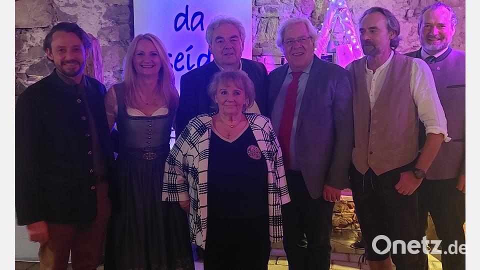 Engste Familie und Hausherr bei der Geburtstagfeier (von links): Marc Zeitler, Martina Heigl, Otto und Helga Zeitler, Burkhard Graf Beissel von Gymnich, Jörg Zeitler und Frank Zeitler. Bild: Amann