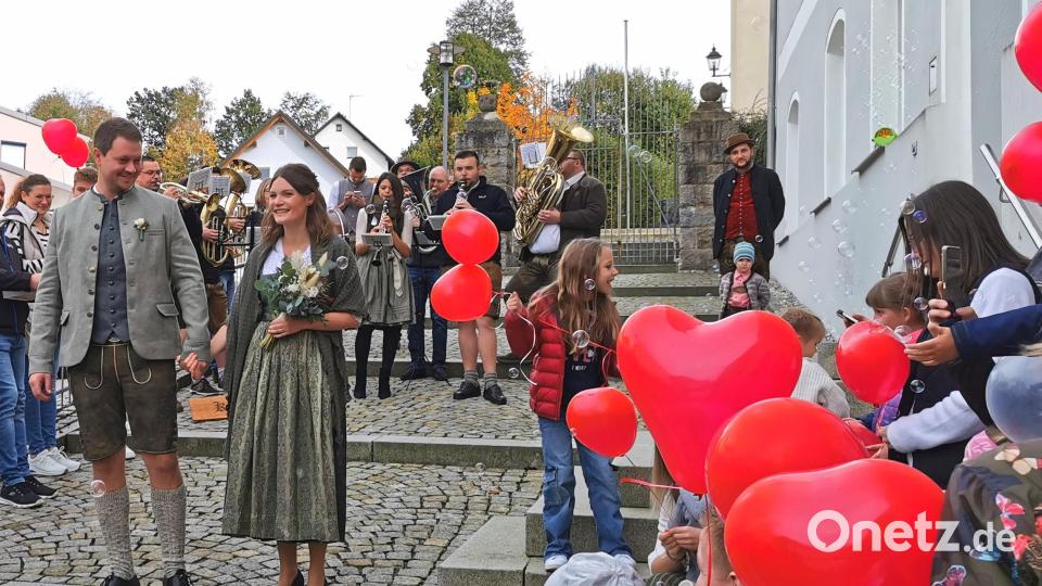 Matthias und Lena Meier freuen sich nach der standesamtlichen Trauung in Teunz über viele Gratulanten. Bild: Portner
