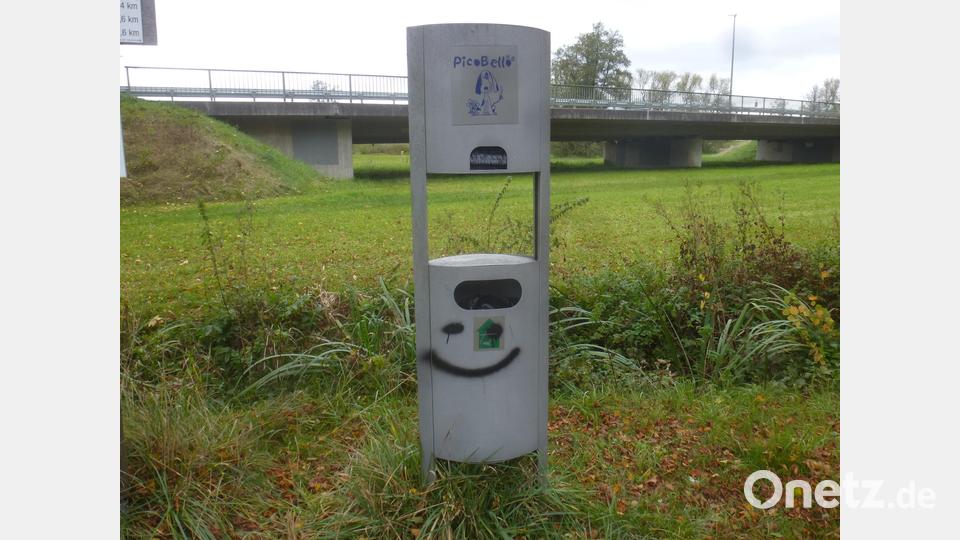 Es mangelt nicht an Entsorgungsmöglichkeiten: Hier die Hundestation am alten Sportplatz. Bild: Adolf Mandl/exb