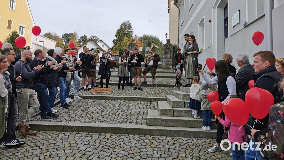 Das frischvermählte Paar freut sich beim Verlassen des Gemeindehauses Teunz über die vielen Gratulanten. Die roten Luftballons steigen mit guten Wünschen in den Himmel. Bild: Portner