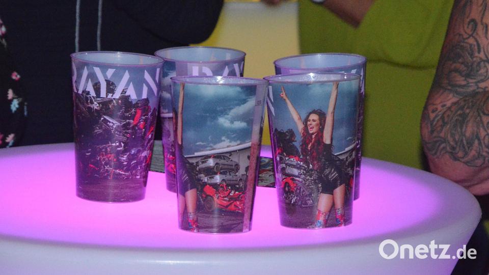 Bei den Fans heiß begehrt: Die Ray.An-Becher. Bild: Kunz