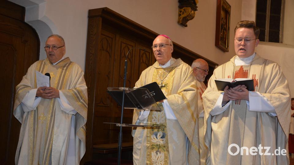Stadtpfarrer Georg Flierl, Bischof Dr. Rudolf Voderholzer und Kaplan Alexander Röse (von links) zelebrierten den Festgottesdienst. Bild: jr