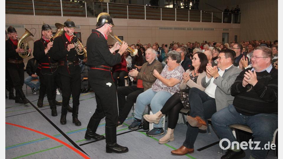 Die Altneiheiser Feierwehrkapell`n gab im Rahmen der Kulturwochen ein Konzert in der Wackersdorfer Sporthalle und bekam viel Beifall von den 600 Besuchern. Vorne von rechts Pfarrer Hubert Bartel und Bürgermeister Thomas Falter mit Gattin. Bild: Hirsch