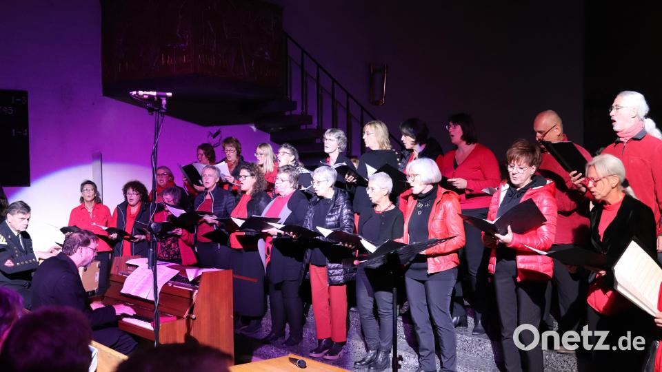 Der Gospelchor Voices of Joy begeisterte mit drei Liedern. Bild: cog