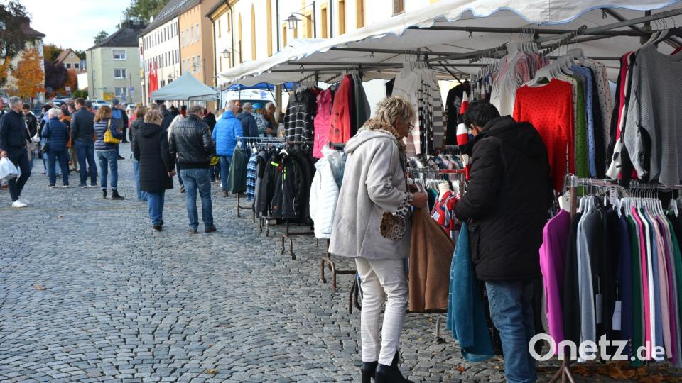Zum Angebot gehörte auch warme Bekleidung in großer Auswahl. Bild: jr