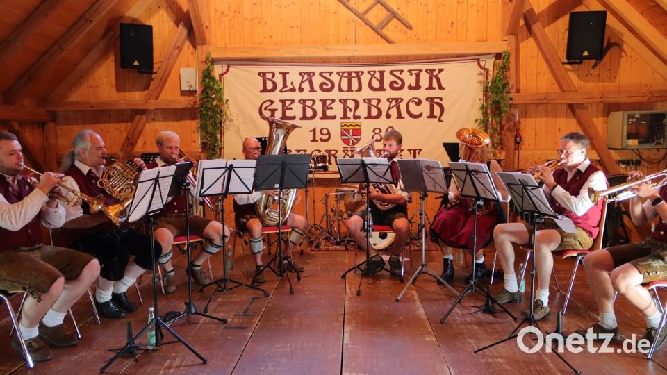 Die Herzensblecher der Blasmusik Gebenbach eröffneten das 4-Ensemblekonzert. Bild: Artur Lindner