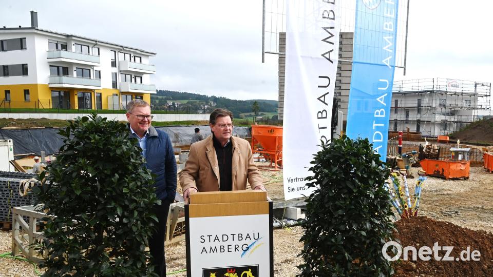 Beim Spatenstich für den zweiten Bauabschnitt im Baugebiet &quot;Mosacherweg Ost II&quot; stellte Maximilian Hahn (rechts) die künftigen Wohneinheiten vor und Oberbürgermeister Michael Cerny (links) schwärmte von einem „einfach schönen Baugebiet“ im Grünen, aber doch stadtnah. Bild: gf