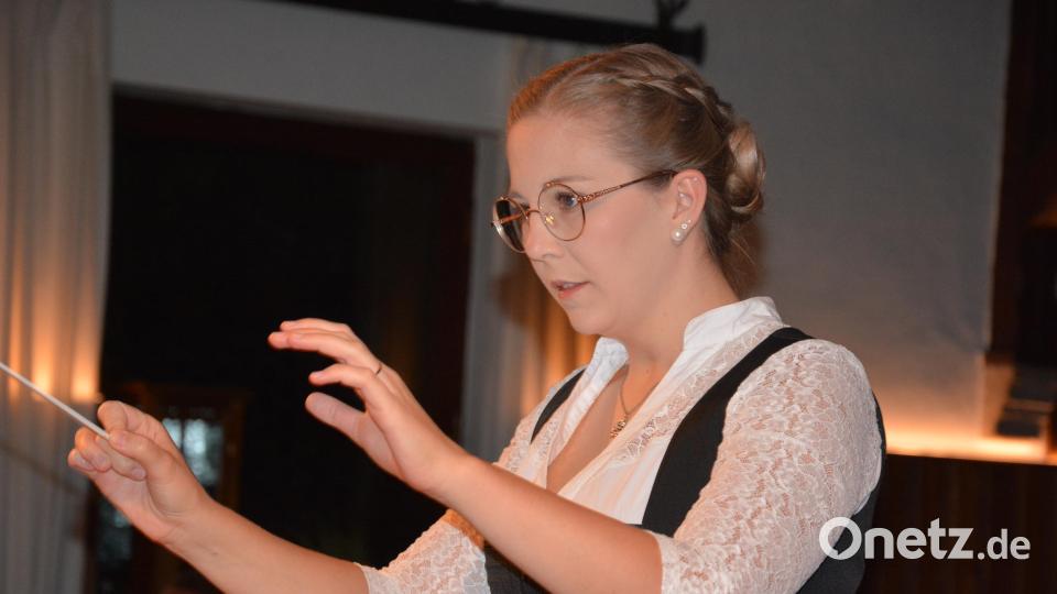 Laura Dietl als Dirigentin der Blaskapelle Konnersreuth. Bild: jr
