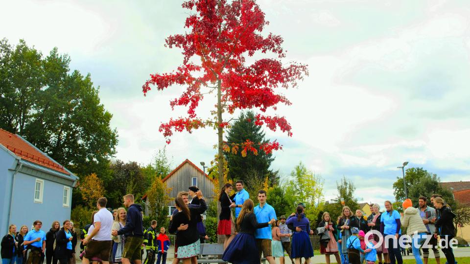 Der Samstag beginnt für die Kirwaleit mit den Tanz durchs Dorf um 10 Uhr hier ein Zwischenstopp am Dorfplatz unter Herbstlaub Bild: war