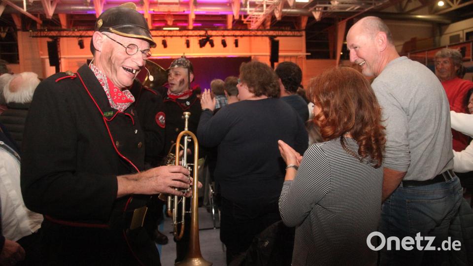 Norbert Neugirg, der Poet mit der Zahnlücke (links), genießt das Bad in der Menge und sucht den Kontakt zum Publikum. Bild: Hirsch