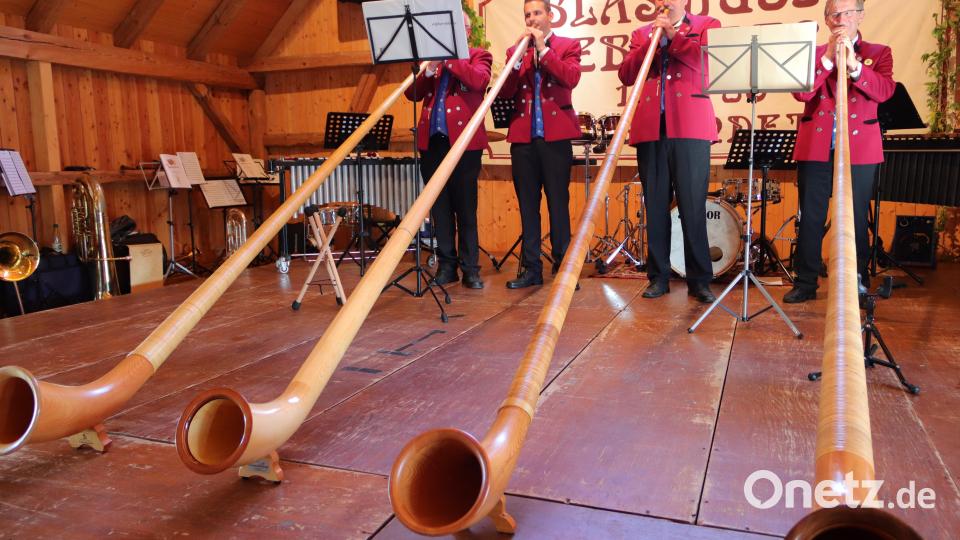 Beeindruckt zeigten sich die Zuhörer von den Alphornbläsern der Hahnbacher Marktbläser. Bild: Artur Lindner