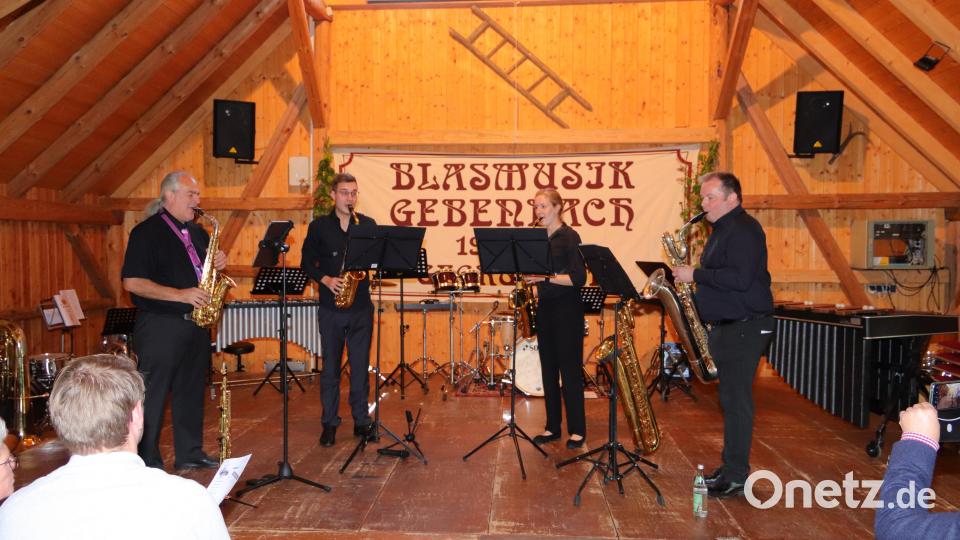 Das Saxophonensemble &quot;Saxendi&quot; mit Musikern des Musikvereins Vilseck, des Musikzugs Hirschau und der Blasmusik Gebenbach präsentierten ein vielfältiges musikalisches Reportire. Bild: Artur Lindner