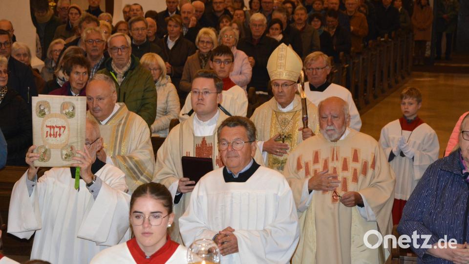 Mit Bischof Dr. Rudolf Voderholzer (mit Stab) zogen auch Kaplan Alexander Röse und Stadtpfarrer Georg Flierl (links daneben) in die Stadtpfarrkirche ein. Bild: jr