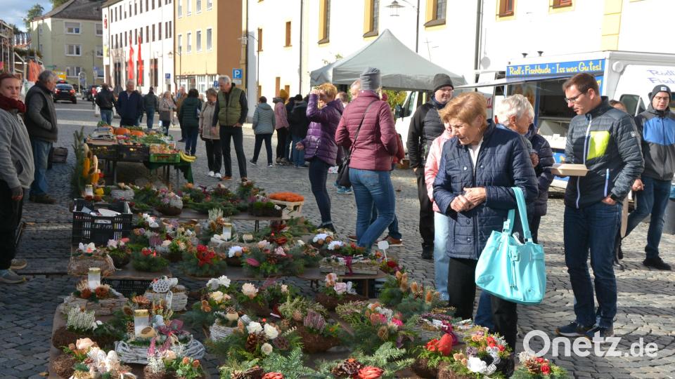 Entsprechend der Jahreszeit waren herbstliche Gestecke gefragt. Bild: jr