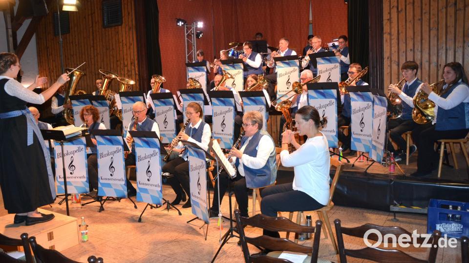 Ein stattliches Bild gaben die 28 Musiker der Blaskapelle Konnersreuth beim Herbstkonzert ab. Bild: jr