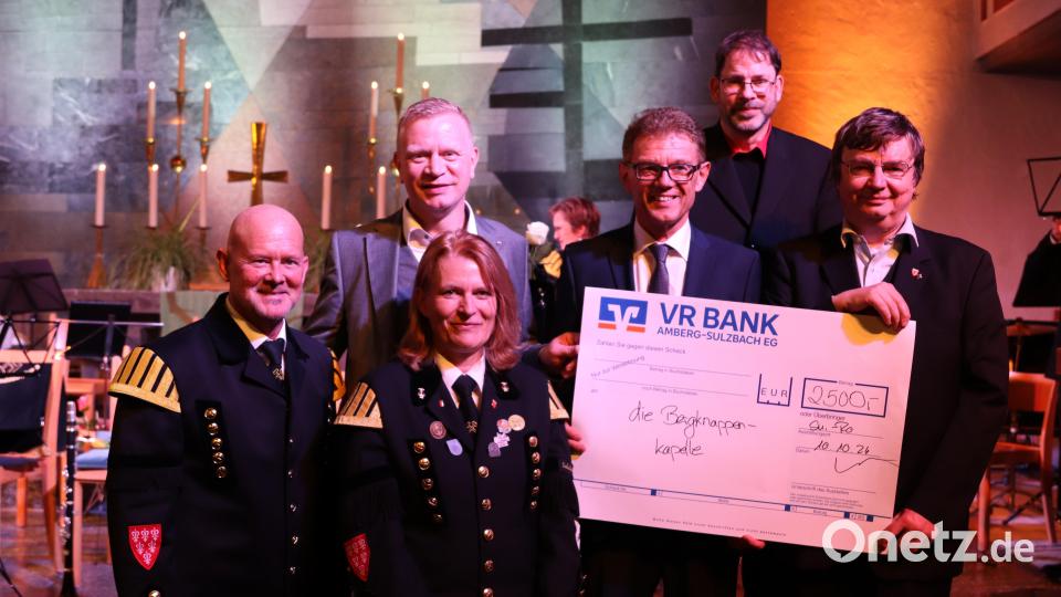 Spendenübergabe beim Benefizkonzert: (vorne, von links) Stadtkapellmeister Stefan Frank und Moderatorin Alexandra Ottmann, (dahinter, von links) die VR-Bank-Vorstandsmitglieder Martin Sachsenhauser und Andreas Reindl, Kirchenmusikdirektor Gerd Hennecke und Stadtpfarrer Roland Kurz. Bild: cog