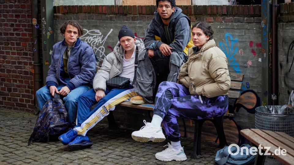 Die „KEKs“ an ihrem Lieblingsplatz an der Brennpunktschule in Hamburg. Bild: Marc Rehbeck/Joyn/dpa