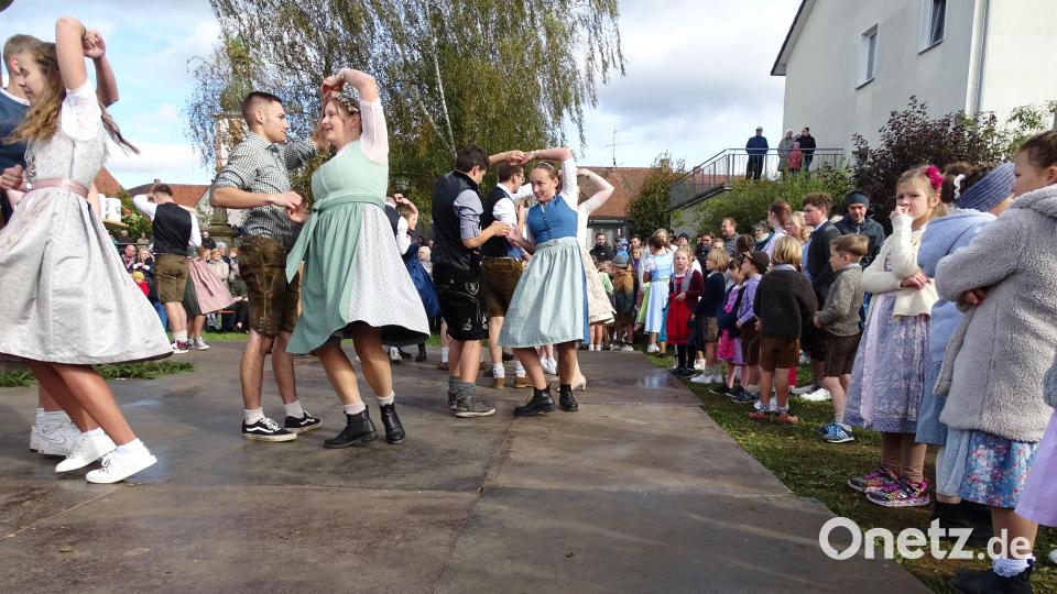 17 große Kirwapaare zeigten ihr tänzerisches Können. Und die kleinen Zuschauer schauten sich schon mal was ab. Bild: ll