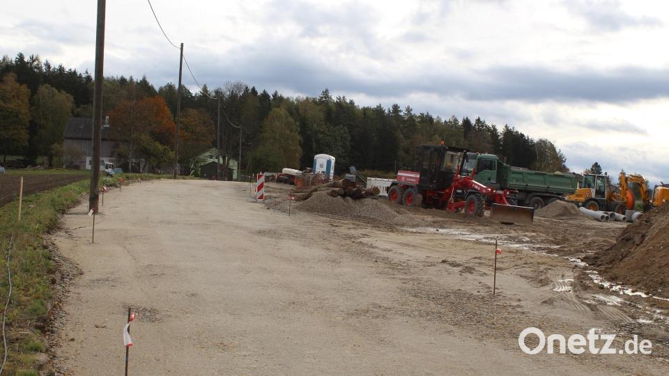 Die Arbeiten beim Ausbau der Verbindungsstraße Zeckenberg-Grünlas liegen voll im Zeitplan. Für Ende Oktober wird hier mit den Asphaltierungsarbeiten gerechnet. Bild: soj/exb